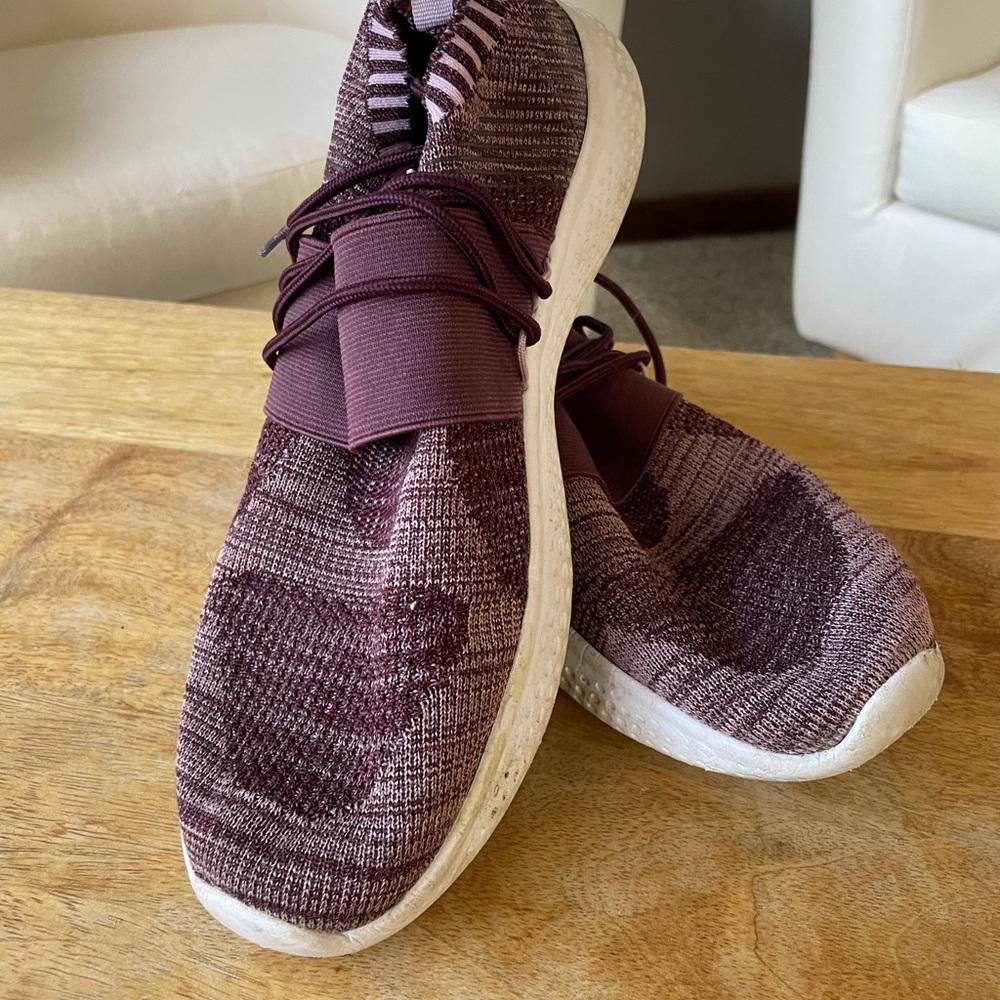 Slim tennis shoes